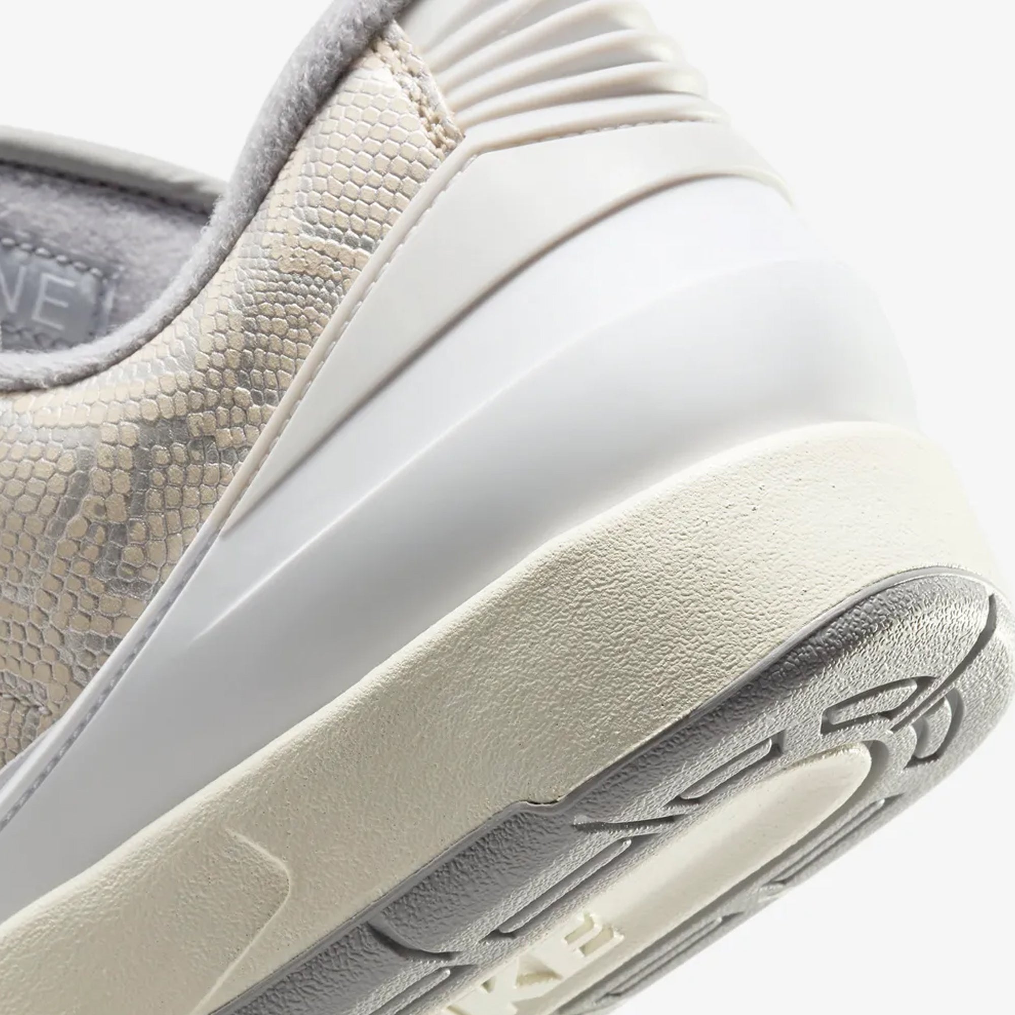 AIR JORDAN 2 RETRO LOW 'WHITE/CEMENT GREY-SANDDRIFT-NEUTRAL GREY'